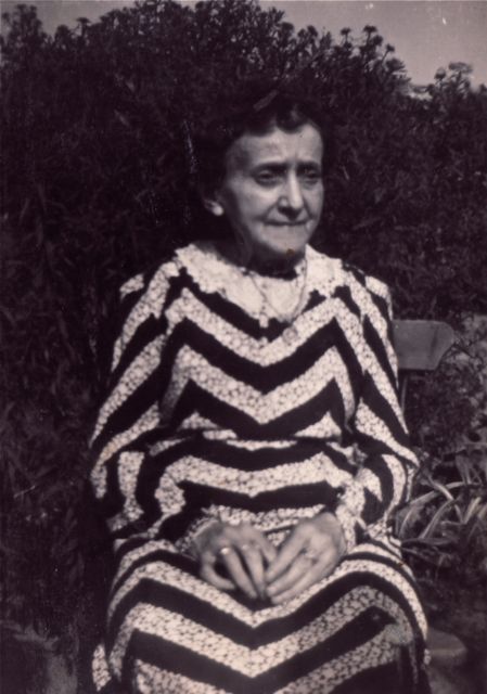 Dit was onze oma Zigzag uit Azerbeidjan. In de traditionele familiejurk.